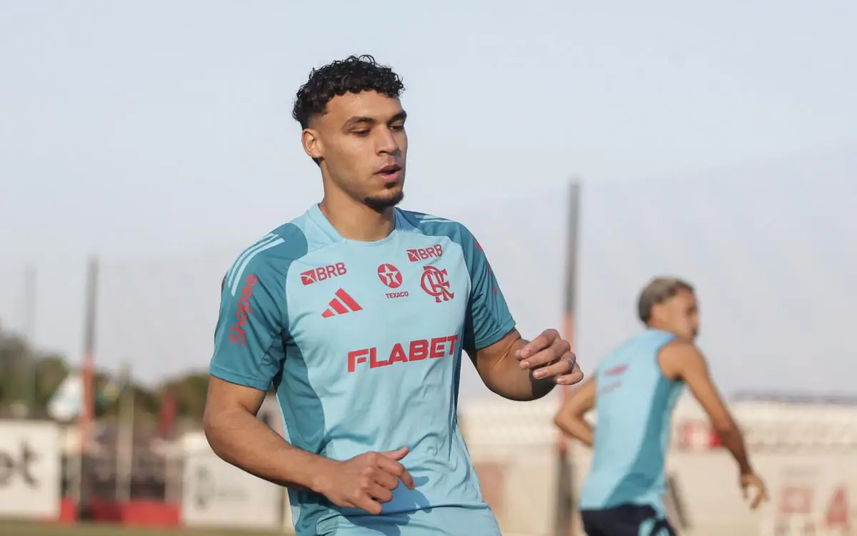 Victor Hugo em ação durante treino do Flamengo no Ninho do Urubu