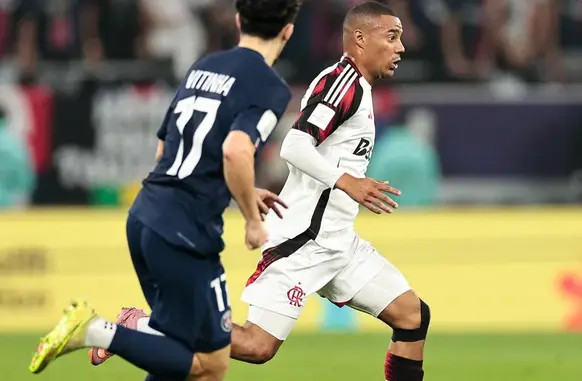 De la Cruz em ação no PSG x Flamengo. (Foto: Gilvan de Souza/Flamengo)