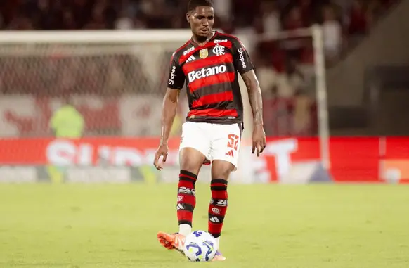 Em 2025, Evertton Araújo fez um gol em 36 jogos pelo Flamengo, sendo 21 como titular (Foto: Adriano Fontes / Flamengo)