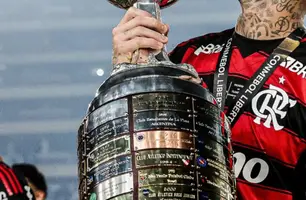 Everton Cebolinha levanta a taça da Libertadores (Foto: Divulgação / Flamengo)