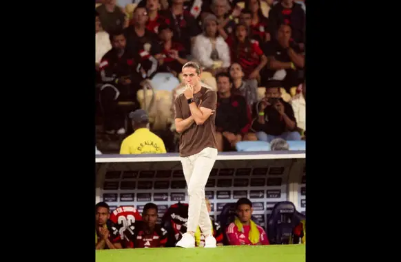 Filipe Luís em ação durante o clássico entre Flamengo e Vasco, no Maracanã (Foto: Adriano Fontes / Flamengo)