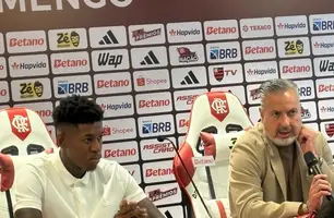 José Boto ao lado de Vitão na coletiva do Flamengo (Foto: Emanuelle Ribeiro / ge)