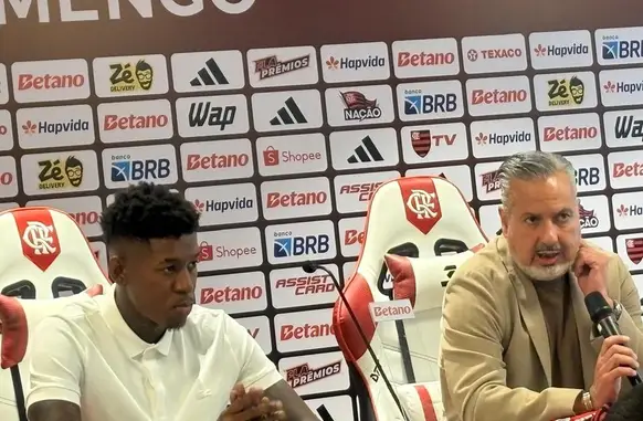 José Boto ao lado de Vitão na coletiva do Flamengo (Foto: Emanuelle Ribeiro / ge)