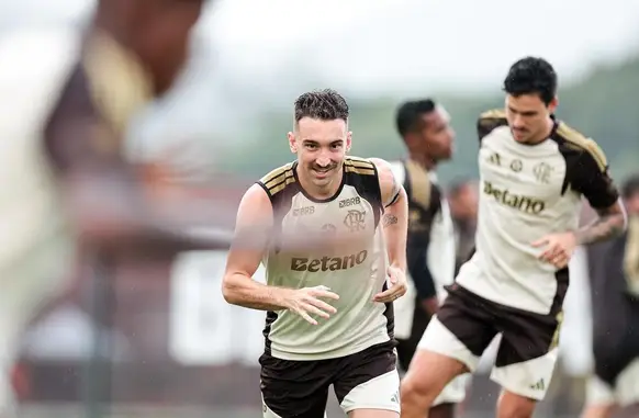 Léo Ortiz e Pedro em ação no treino do Flamengo. (Foto: Gilvan de Souza / Flamengo)