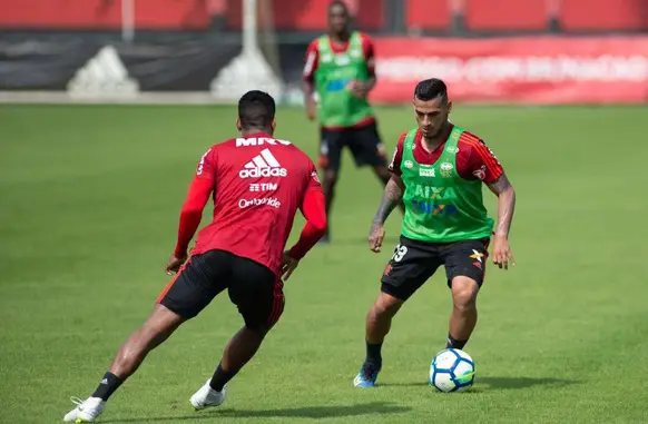 Miguel Trauco pelo Flamengo (Foto: Armando Paiva)
