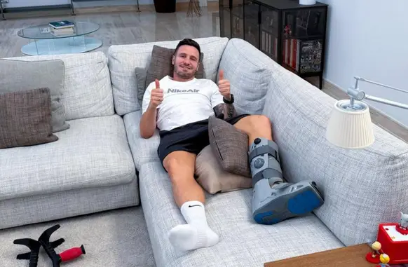 Saúl em recuperação de cirurgia no calcanhar esquerdo (Foto: Reprodução / X)