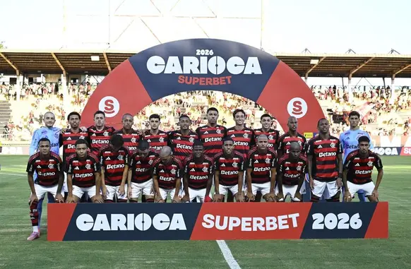 Time sub-20 do Flamengo na abertura do Carioca 2026. (Foto: André Durão/ge)