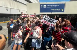 Torcedores do Flamengo foram ao Aeroporto do Galeão para recepcionar Lucas Paquetá (Foto: Gabriel Salotti / Agência O Dia)