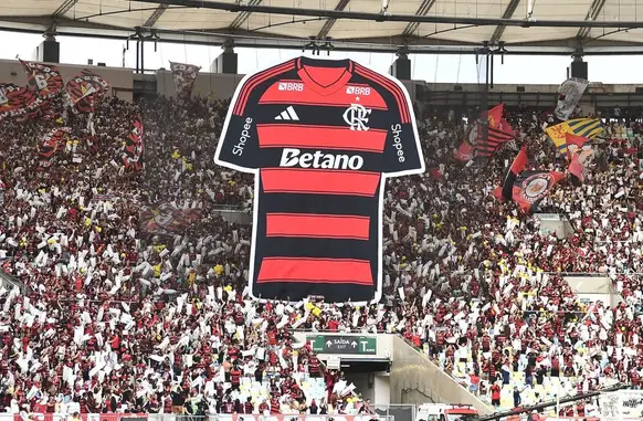 Torcida do Flamengo exibe camisa com logo da Betano (Foto: Alexandre Durão)