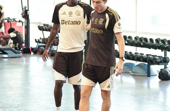 Vitão e Filipe Luís na academia do Flamengo. (Foto: Gilvan de Souza / Flamengo)