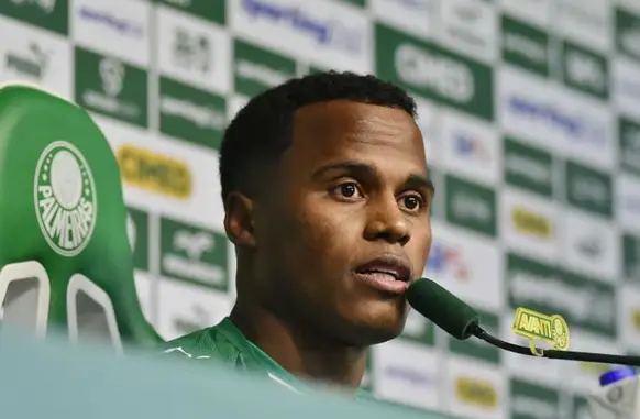 Antes de apresentar o jogador, Leila Pereira elogiou a família do atleta (Foto: EDUARDO CARMIM/AGÊNCIA O DIA/AGÊNCIA O DIA/ESTADÃO CONTEÚDO)