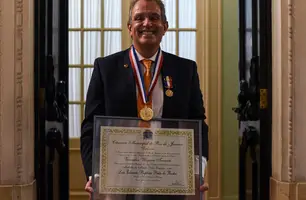 Bap sorridente após receber medalha Pedro Ernesto na Câmara do Rio (Foto: Paula Reis / CRF)