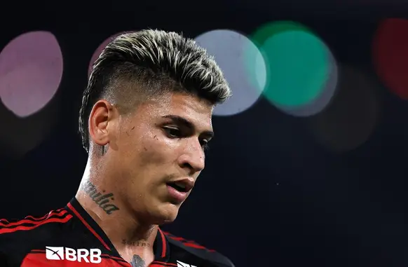 Carrascal anda cabisbaixo após derrota do Flamengo para o Fluminense (Foto: Mundo Bola)