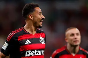 Danilo comemora gol do Flamengo sobre o Pyramids; Cebolinha se junta ao fundo (Foto: Reprodução / Redes Sociais)