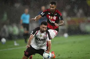 Danilo divide bola com Marcelino Moreno em Flamengo x Lanús. (Foto: MAURO PIMENTEL / AFP)