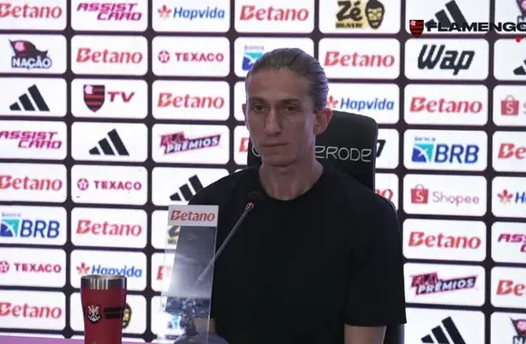 Entrevista coletiva de Filipe Luís após o triunfo do Flamengo sobre o Vitória (Foto: Reprodução/YouTube Flamengo TV)