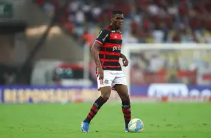 Evertton Araújo se destaca e estreia como titular do Flamengo contra o Vitória (Foto: Marcelo Cortes / CRF)