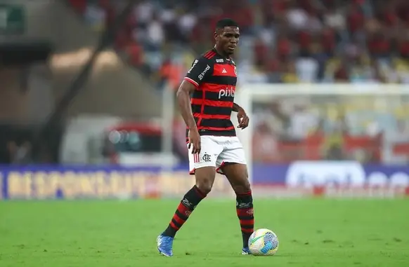Evertton Araújo se destaca e estreia como titular do Flamengo contra o Vitória (Foto: Marcelo Cortes / CRF)