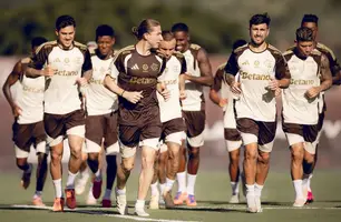 Filipe Luís corre com jogadores em treino do Flamengo (Foto: Adriano Fontes/Flamengo)