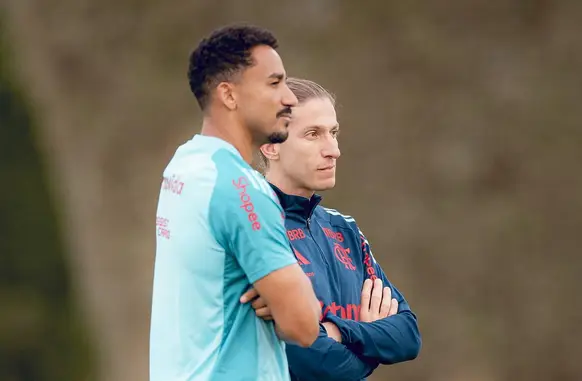 Filipe Luís e Danilo durante treino do Flamengo em Doha (Foto: Reprodução / CRF)