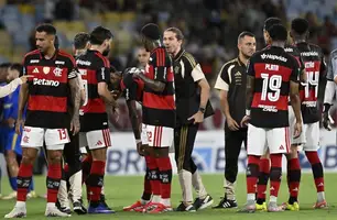 Filipe Luís e jogadores do Flamengo contra o Sampaio Corrêa. (Foto: André Durão)