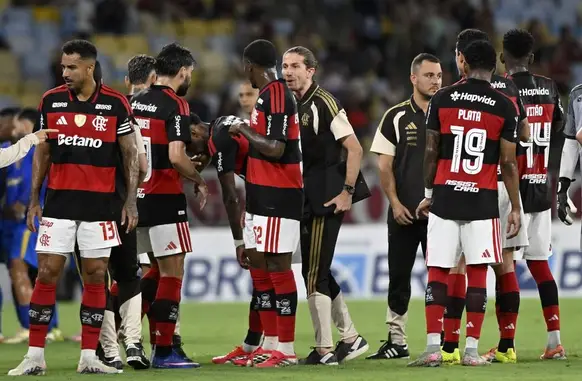 Filipe Luís e jogadores do Flamengo contra o Sampaio Corrêa. (Foto: André Durão)