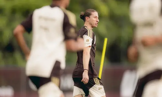 Mesmo pressionado, Filipe Luís segue prestigiado no Flamengo