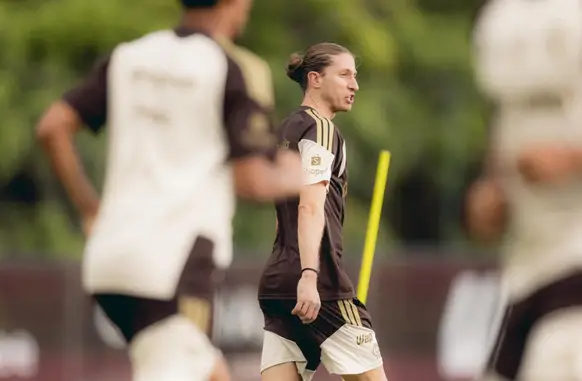 Filipe Luís em ação durante treino do Flamengo, no Ninho do Urubu (Foto: Adriano Fontes / Flamengo)