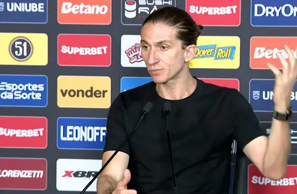 Filipe Luís em coletiva após Flamengo e Corinthians (Foto: Mundo Bola)