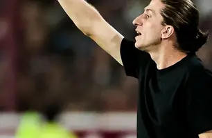 Filipe Luís orienta o Flamengo no jogo contra o Lanús (Foto: Gilvan de Souza/Flamengo)