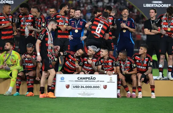 Jogadores do Flamengo, separados em diferentes grupos, tiram fotos com a medalha no palco da Libertadores (Foto: Reprodução / Redes Sociais)