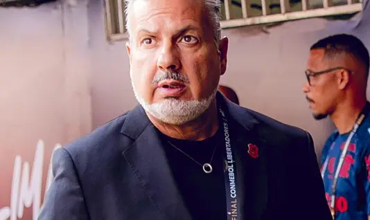 Flamengo enfrenta desafios no mercado de transferências