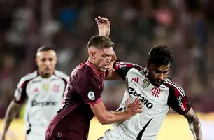 Lucas Paquetá sofre falta em Lanús x Flamengo, pela Recopa (Foto: Gilvan de Souza / Flamengo)