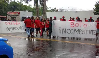 Protestos no Ninho do Urubu: Torcida cobra diretoria e elenco