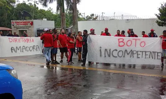 Protestos no Ninho do Urubu: Torcida cobra diretoria e elenco