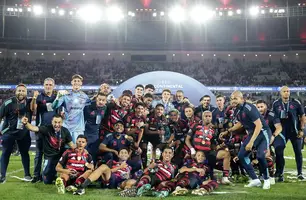 Time Sub-20 do Flamengo posando para fotos com a taça do Mundial, conquistado sobre o Barcelona, no Maracanã (Foto: Mundo Bola)