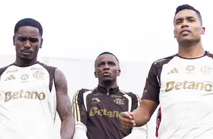 Evertton Araújo, Andrew e Alex Sandro chegam ao campo de treino no Ninho do Urubu (Foto: Gilvan de Souza / Flamengo)