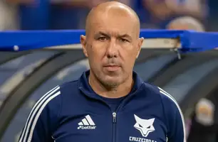 Leonardo Jardim sentando no banco de reservas e fazendo sinal de "joinha" com os dedos durante jogo do Al Ain (Foto: Fernando Moreno/AGIF)